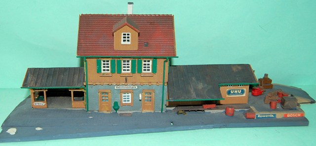 Gare Miniature Ancienne KIBRI – Échelle O – Tôle – Fabriqué Aux USA – Années 50 (25cm X Ht 14cm)
